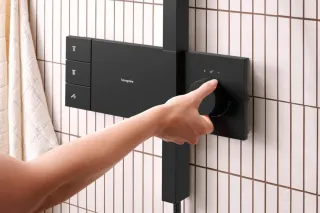 Душевая система Hansgrohe Raindance Alive Q Showerpipe 24580670 черный